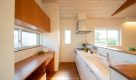 新潟の建売住宅tooneHOUSE（トーンハウス）のキッチンボードと木目調の造作棚
