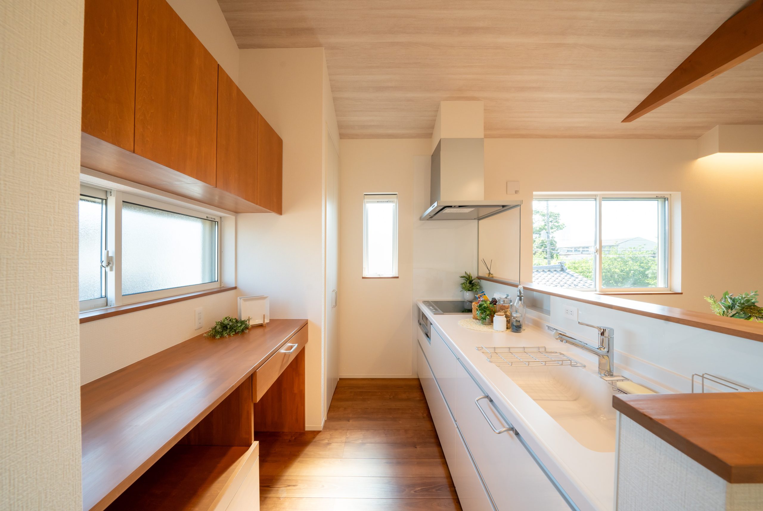 新潟の建売住宅tooneHOUSE（トーンハウス）のキッチンボードと木目調の造作棚